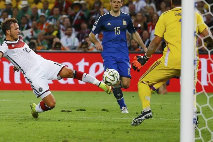 Mario Goetze marca o gol da Alemanha na final da Copa do Mundo (REUTERS/Kai Pfaffenbach)