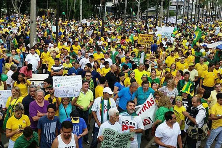 
	Protesto contra o governo em Goi&acirc;nia : presidente visita a capital goiana quatro dias ap&oacute;s cerca de 60 mil pessoas irem &agrave;s ruas contra o governo
 (Movimento Brasil Livre/Facebook)
