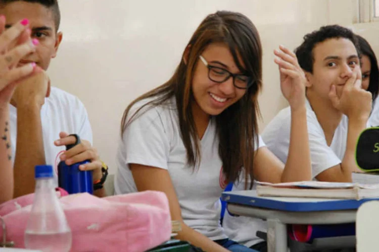
	Alunos de Goi&acirc;nia: as reformas propostas pelo governo terceirizam a administra&ccedil;&atilde;o das escolas estaduais de Goi&aacute;s
 (Marcello Casal Jr./ Agência Brasil)