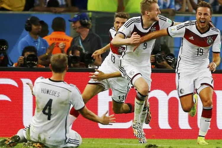
	Jogadores alem&atilde;es comemoram gol na final da Copa do Mundo
 (REUTERS/Damir Sagolj)