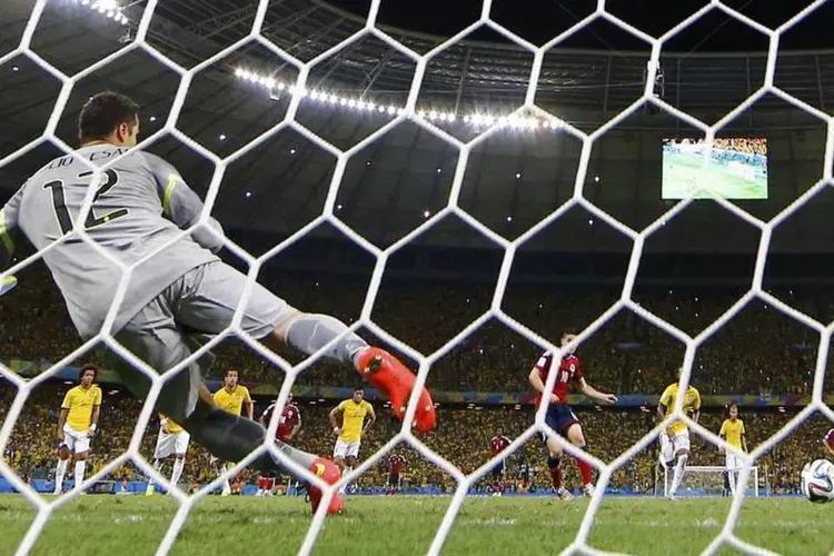 
	James Rodriguez marca gol contra o Brasil em partida no Castel&atilde;o, pelas quartas de final
 (Marcelo del Pozo/Reuters)