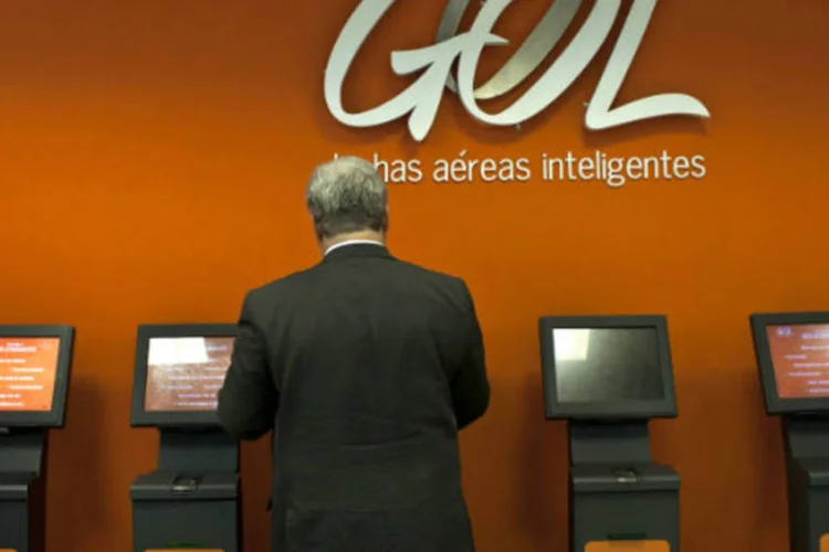 
	Passageiro usa guich&ecirc; eletr&ocirc;nico da GOL no aeroporto Santos Dumont, no Rio de Janeiro
 (Dado Galdieri/Bloomberg)