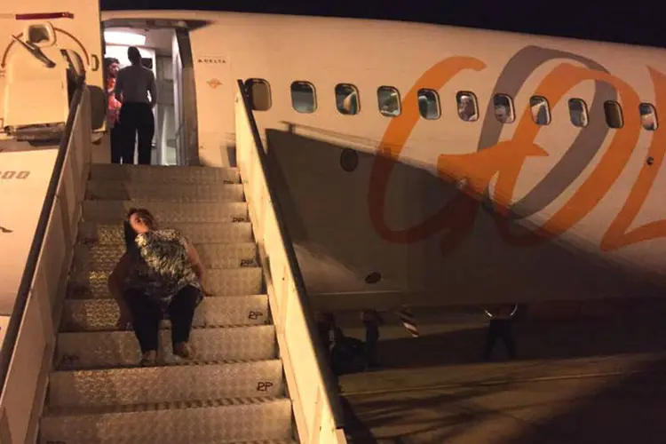 Problema: por falta de equipamento adequado, Katya se arrastou por escada para entrar em avião (Reprodução/Facebook/Katya Hemelrijk da Silva)
