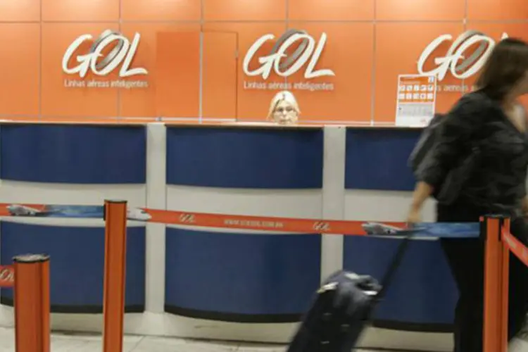 Passageira anda pelo guichê de check-on da Gol, no Aeroporto de Santos Dumont, no Rio de Janeiro (Bruno Domingos/Reuters)