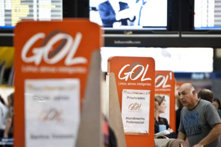 
	Passageiro entra na fila do check-in da GOL Linhas A&eacute;reas no aeroporto de Congonhas: perdas l&iacute;quidas da empresa se reduziram para R$ 797 milh&otilde;es (US$ 356 milh&otilde;es) em 2013
 (Paolo Fridman/Bloomberg)