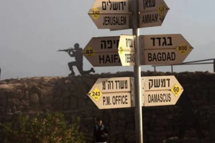 Placas de sinalização na região de Golã: essa área foi conquistada por Israel na guerra de 1967 e anexada em 1981, o que gerou conflitos com a Síria
 (Menahem Kahana/AFP)