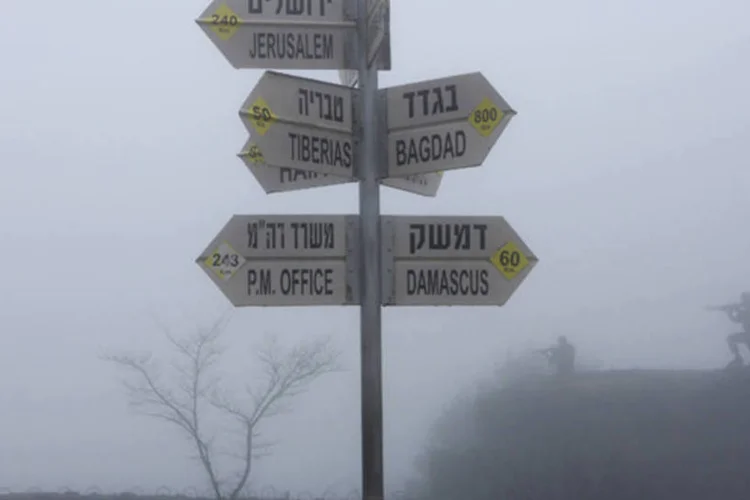 Placas indicando a direção e a distância de diferentes cidades no monte Bental, nas Colinas de Golã (Baz Ratner/Reuters)