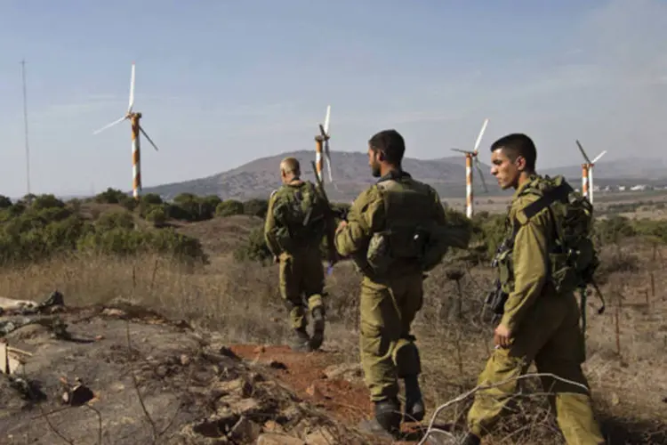 Soldados israelenses andam perto da fronteira com a Síria, na Colina de Golã (REUTERS/Nir Elias)