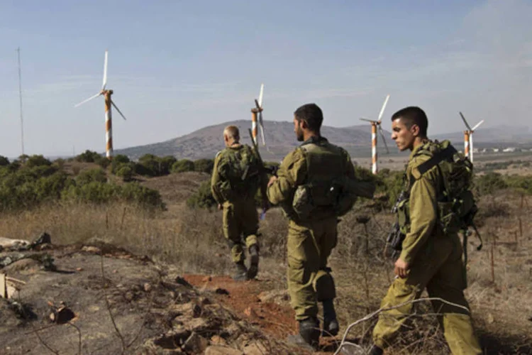 Soldados israelenses andam perto da fronteira com a Síria, na Colina de Golã (REUTERS/Nir Elias)