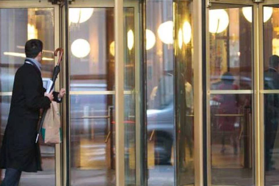 Funcionário entra na sede do Goldman Sachs em Nova York (Getty Images)