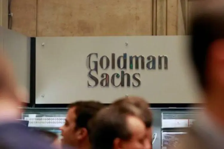 
	Traders do Goldman Sachs: a exposi&ccedil;&atilde;o ao cr&eacute;dito da Irlanda foi reduzida a um ter&ccedil;o no per&iacute;odo
 (Brendan McDermid/Reuters)