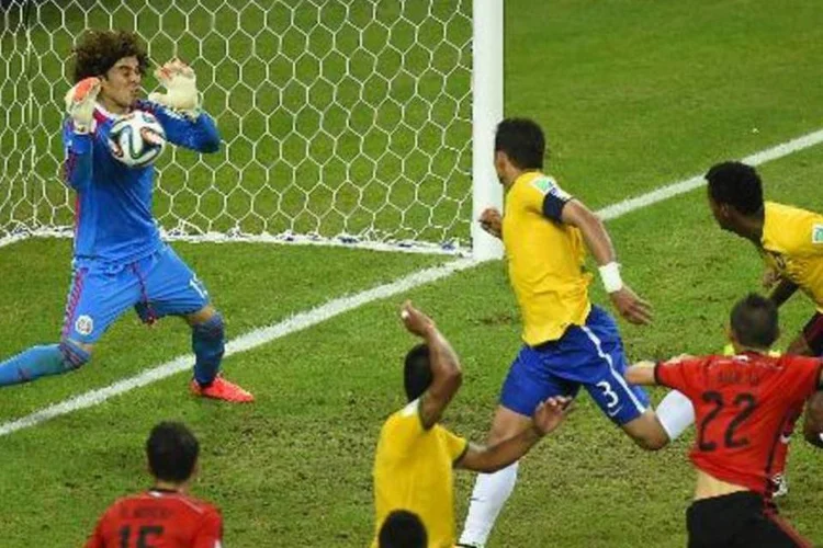 O goleiro mexicano Guillermo Ochoa em jogo contra o Brasil na Copa (Fabrice Coffrini/AFP)