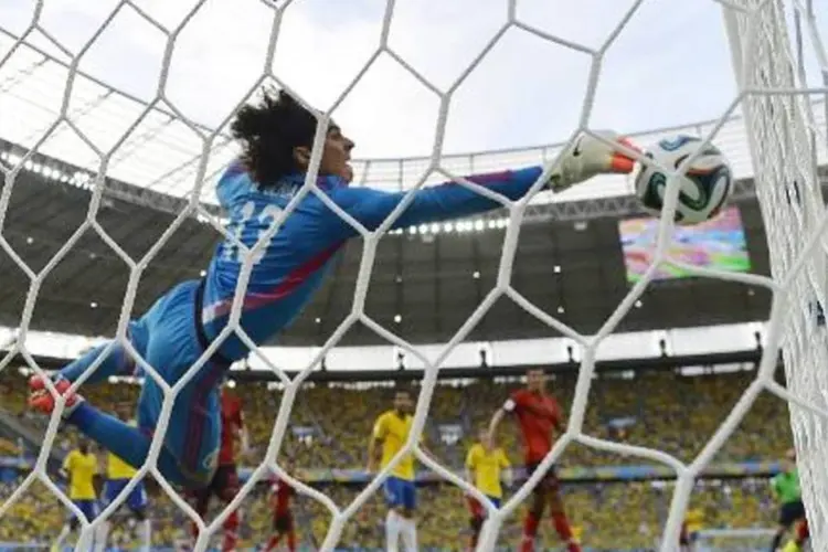 O goleiro mexicano Guillermo Ochoa: partida foi uma das mais comentadadas no Twitter (Yuri Cortez/AFP)