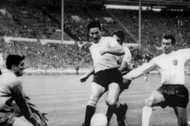 O goleiro uruguaio Ladislao Mazurkiewicz (E) defende uma jogada durante uma partida da Copa do Mundo de 1966 em Londres (©afp.com)