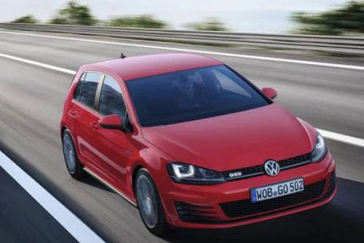
	Volkswagen Golf na s&eacute;tima gera&ccedil;&atilde;o: pr&ecirc;mio reuniu os votos de 66 jornalistas especializados, de diversos pa&iacute;ses
 (Car of the Year 2013 / Divulgação)