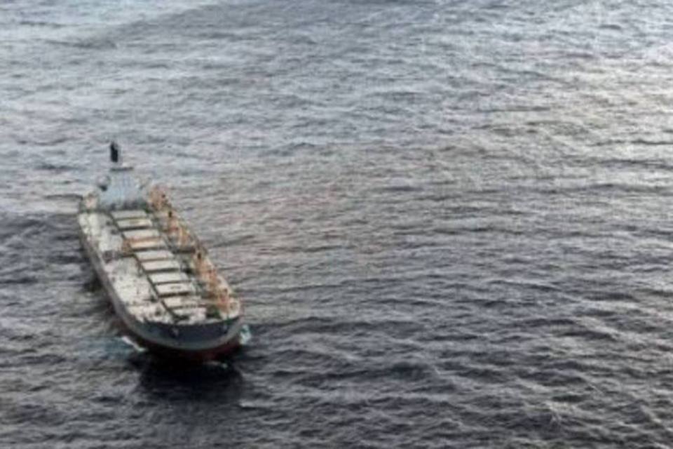 Navio gigante reinicia operação de limpeza no Golfo do México