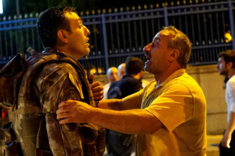 
	Civil e militar discutem: 161 pessoas morreram durante a tentativa de golpe militar de ontem &agrave; noite na Turquia
 (Defne Karadeniz/Getty Images)