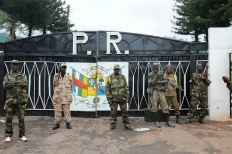 Rebeldes da coalizão Seleka diante do palácio presidencial de Bangui, na República Centro-Africana (AFP / Sia Kambou)