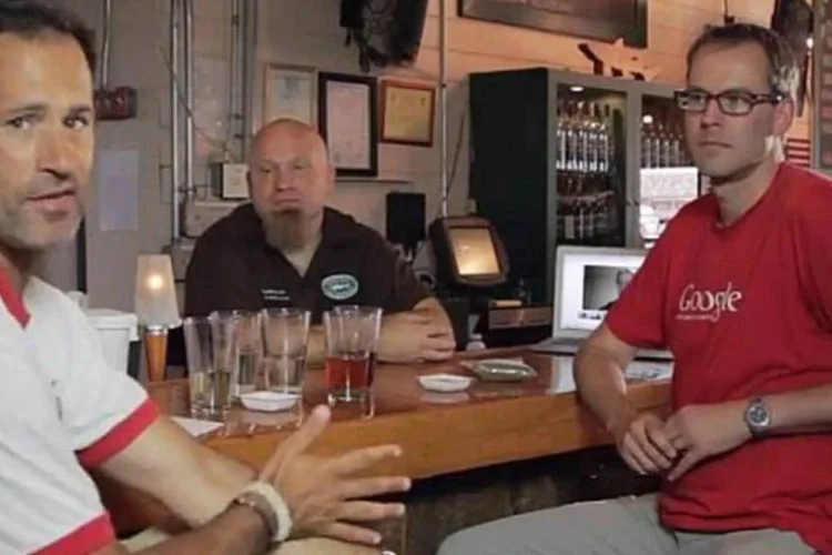 Para provar a cerveja pela primeira vez, o “time de desenvolvedores” realizou um Hangout no Google+ (Reprodução)