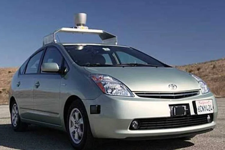 Carros capazes de se autodirigir, como este, do Google, ainda estão em fase experimental (Reprodução)