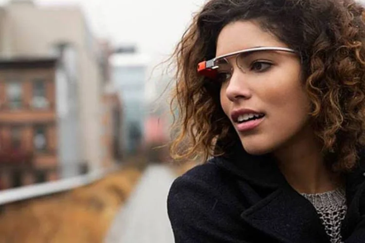 
	Os &oacute;culos Google Glass exibem informa&ccedil;&otilde;es, v&iacute;deos e fotos vindos do smartphone, al&eacute;m de filmar e entender comandos de voz
 (Divulgação)