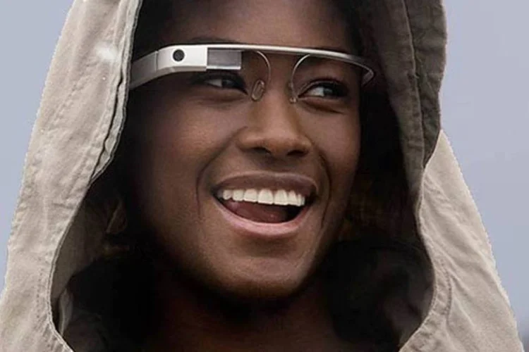 
	Recentemente o Google Glass teve seus pedidos de pr&eacute;-venda ampliados e espera-se que o dispositivo seja lan&ccedil;ado at&eacute; o final deste ano pelo pre&ccedil;o de 1.500 d&oacute;lares
 (Google)