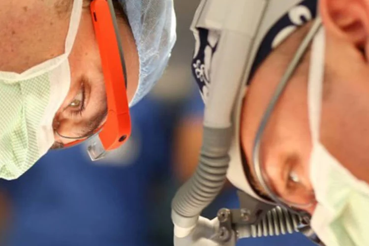 
	M&eacute;dicos usam o Google Glass durante opera&ccedil;&atilde;o
 (Divulgação)