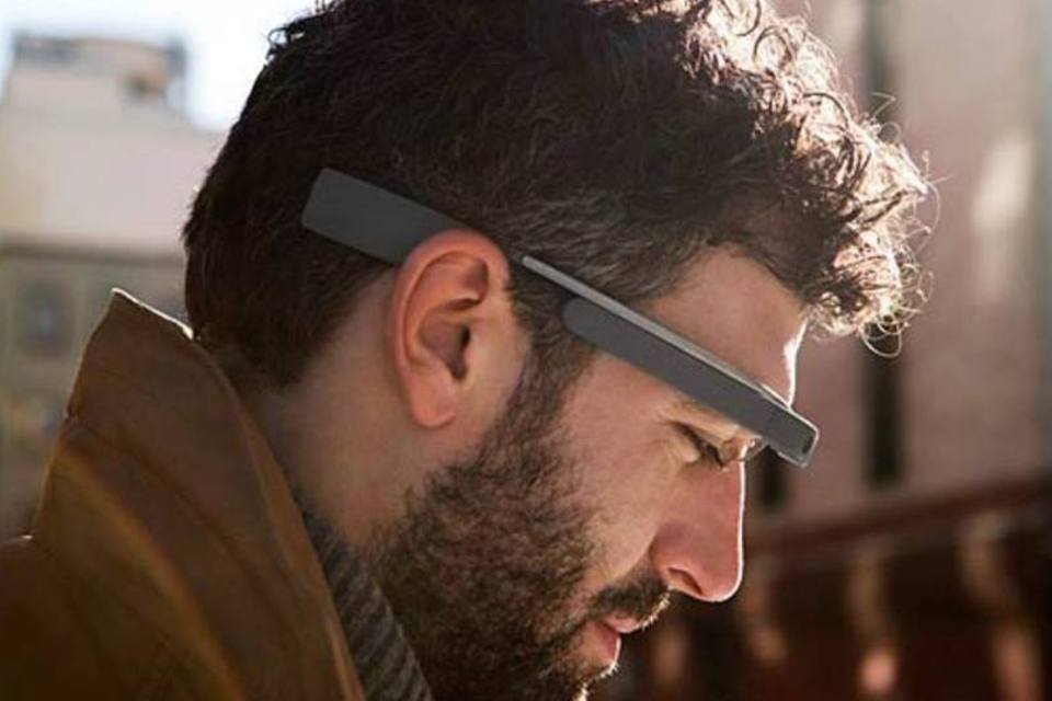 
	Google Glass: o &oacute;culos n&atilde;o se encontra &agrave; venda, mas a Google distribuiu alguns dispositivos para a realiza&ccedil;&atilde;o de testes e o desenvolvimento de aplicativos
 (Divulgação)