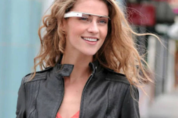 Google Glass: a Apple registrou patente de uma tecnologia que permite o desenvolvimento de gadgets no formato de capacetes (Divulgação/divulgação)