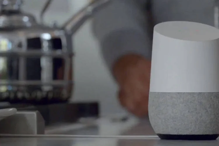 Google Home: gadget com foco em ambientes domésticos tem interação por voz (Reprodução)