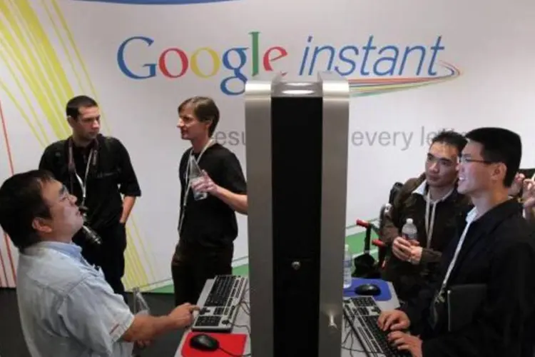 Usuários testam Google Instant logo após lançamento do recurso nos Estados Unidos, em setembro (Justin Sullivan/Getty Images)
