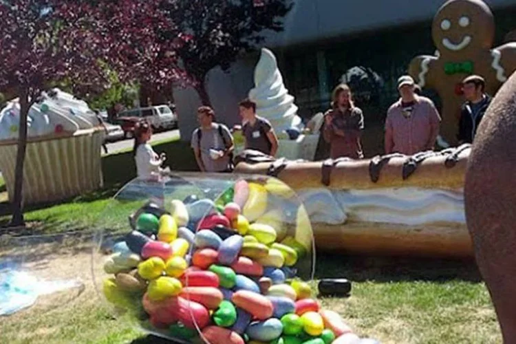 
	Escultura representando o Android Jelly Bean na sede do Google: vers&atilde;o Android 4.0 Ice Cream Sandwich se manteve novamente est&aacute;vel com 29% da base de usu&aacute;rios
 (Google)
