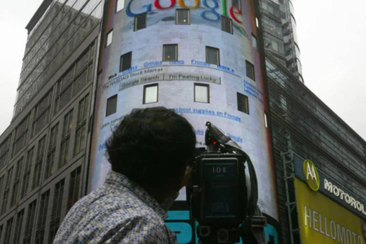 Página do Google é exibida em um telão no prédio da Nasdaq, em Nova York (Chris Hondros/Getty Images)