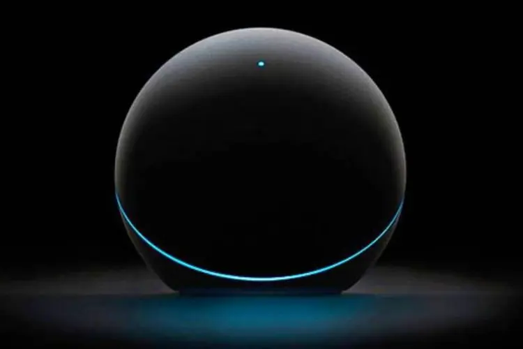 Visto de frente, o Nexus Q é uma enigmática bola preta com 12 centímetros de diâmetro. Atrás, ficam os conectores de áudio e vídeo. (Divulgação)