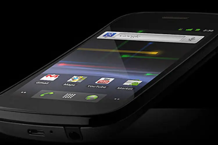 O Nexus S, fabricado pela Samsung para o Google, traz um transceptor de NFC, que permite fazer pagamentos aproximando o celular do terminal do caixa (Divulgação)