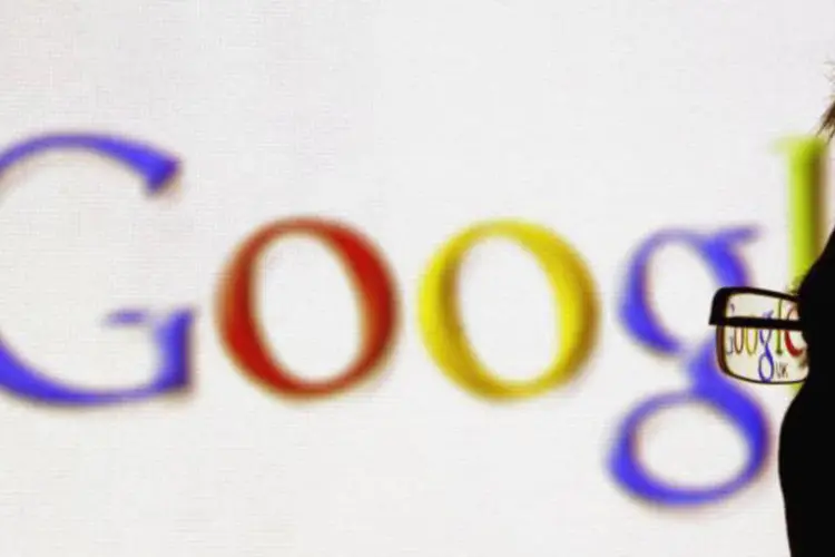 
	Homem observa logotipo do Google
 (Getty Images)