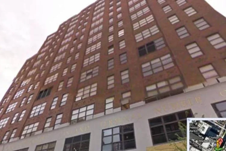 Atualmente, o Google ocupa pouco mais de 46.500 m2 do prédio.
 (Google Street View/ Info Online)