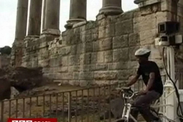 Ciclista percorre Roma em bicicleta equipada com câmeras do Street View (.)