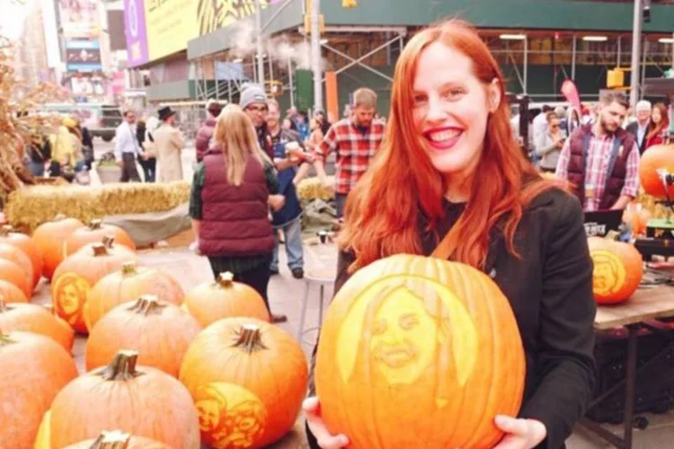
	Visitantes puderam posar para fotos com suas ab&oacute;boras e v&ecirc;-las em um painel na 7th Avenue, al&eacute;m de postar com a hashtag #pumpkinpatchnyc
 (Reprodução/Twitter/Vivienne Gucwa)