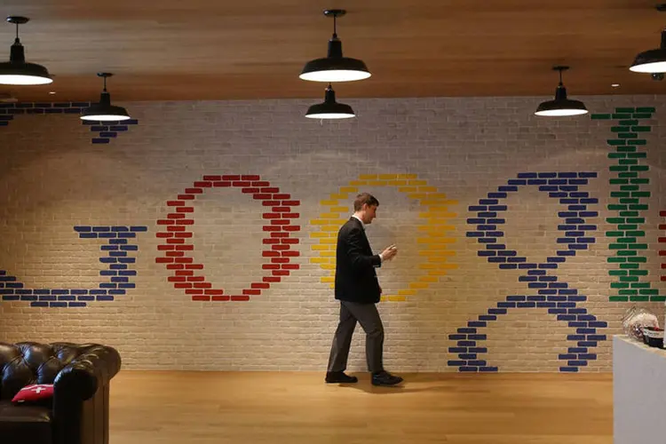 
	Homem andando na sede do Google
 (Mark Wilson/Getty Images)