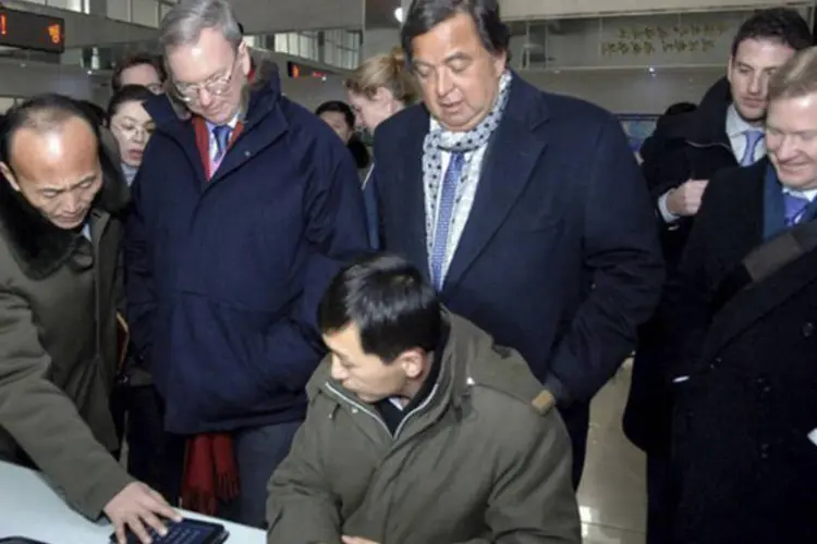 
	Bill Richardson (2d) e Eric Schmidt (2e) visitam o centro de computa&ccedil;&atilde;o da Universidade Kim Il Sung, em Pyongyang
 (AFP/ Kns)