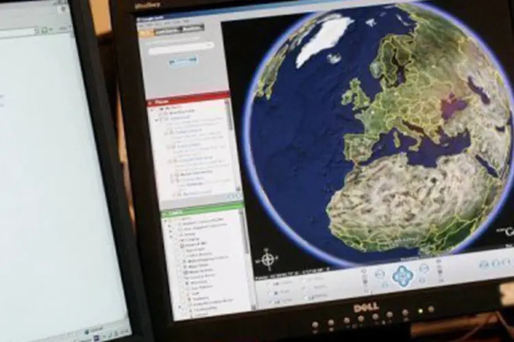Monitor exibe o site Google Earth: "Está no Google Earth e em outros mapas. Mas nós verificamos e não há nenhum ilha", disse Maria Seton (©AFP/Illustration / Jean-Pierre Muller)