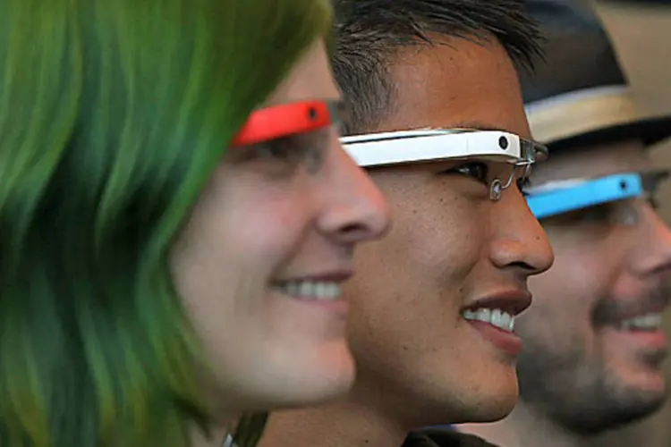 
	Desenvolvedores usam Google Glass: not&iacute;cia teve repercuss&atilde;o negativa entre f&atilde;s da tecnologia, que afirmam que o Glass n&atilde;o &eacute; uma distra&ccedil;&atilde;o ao condutor
 (Justin Sullivan/Getty Images)