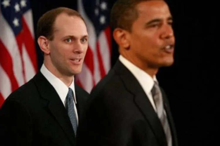 O presidente norte-americano, Barack Obama, e o novo chefe do Conselho de Assessores Econômicos da presidência dos EUA, Austan Goolsbee (à esquerda) (Scott Olson/AFP/Getty Images)