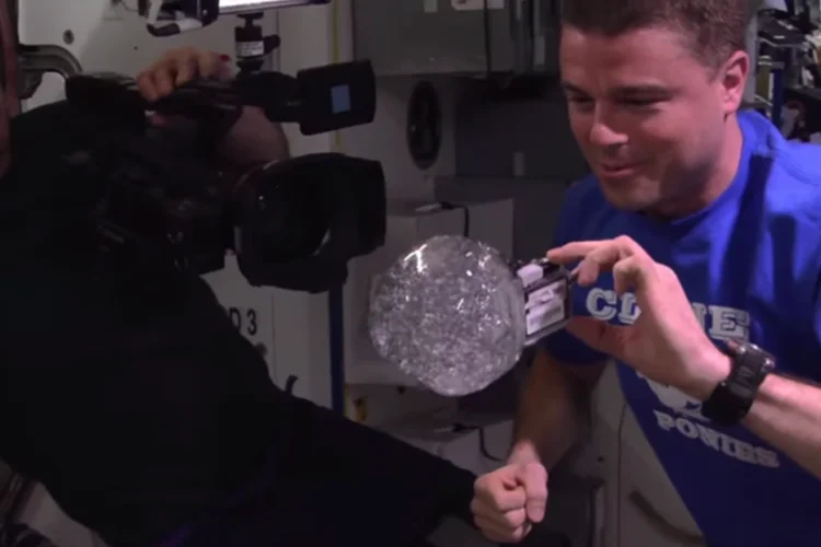  GoPro dentro de bolha em gravidade zero: vídeo foi filmado em julho de 2014 (Reprodução/YouTube)
