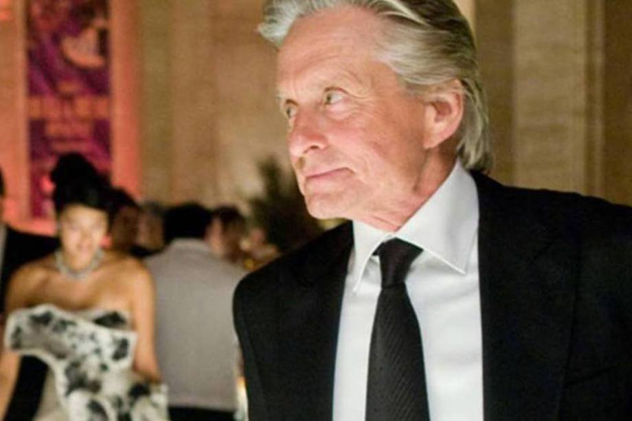 Nos anos 1980, a SEC (reguladora do mercado de capitais americano) descobriu um grande esquema de insider trading. Ivan F. Boesky possuía informações que não eram públicas e que lhe foram passadas por Dennis Levine como parte de um esquema criminoso. Levine teria recebido as informações de banqueiros de investimento do Lazard Freres & Co e do Lehman Brothers. As informações diziam respeito a ofertas, fusões e outros negócios. Acredita-se que o comportamento de Boensky inspirou o personagem de Gordon Gekko no filme “Wall Street” de Oliver Stone.