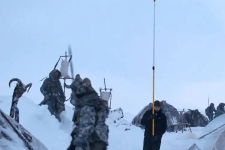 Trecho de vídeo que mostra como as cenas são feitas digitalmente: gigante é apenas um homem segurando uma vara (Reprodução)