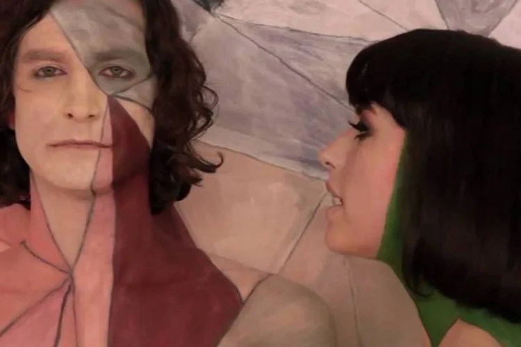 
	Cena do clipe de &quot;Somebody that I used to know&quot;, de Gotye
 (Reprodução)