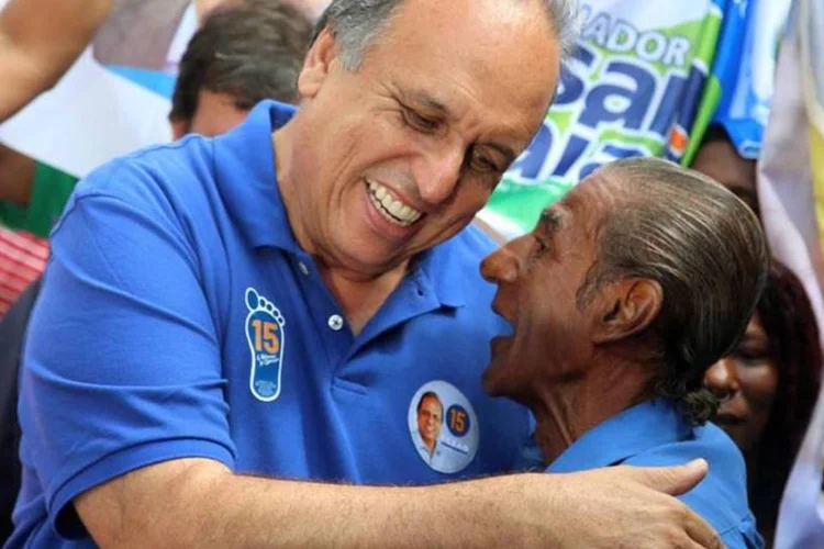 O candidato ao governo do RJ, Pezão, durante Caminhada no Calçadão de Bangu no Rio de Janeiro (Fernando Maia/Pezão 15/Divulgação)