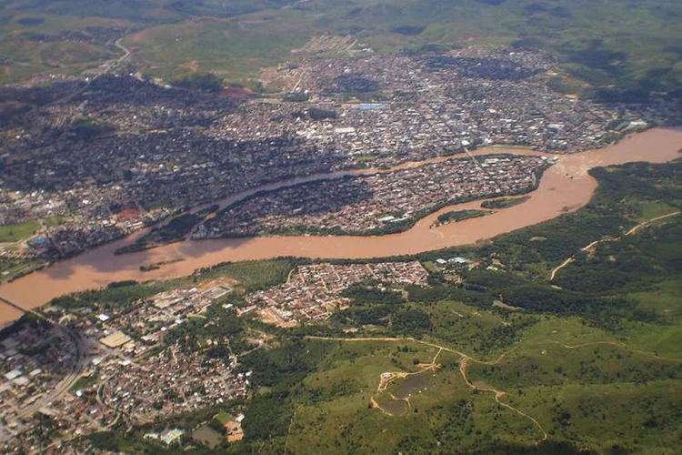 
	Vista a&eacute;rea da cidade de Governador Valadares, em Minas Gerais: entre os munic&iacute;pios mais afetados pela lama da Samarco
 (Picasa Web/Wikimedia Commons)